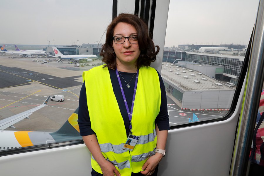 Melisa Ergül-Puopolo beobachtet Abschiebungen am Frankfurter Flughafen. Eingreifen kann sie nicht, aber berichten, wenn humane Standards nicht eingehalten werden. | Foto: Rolf Oeser