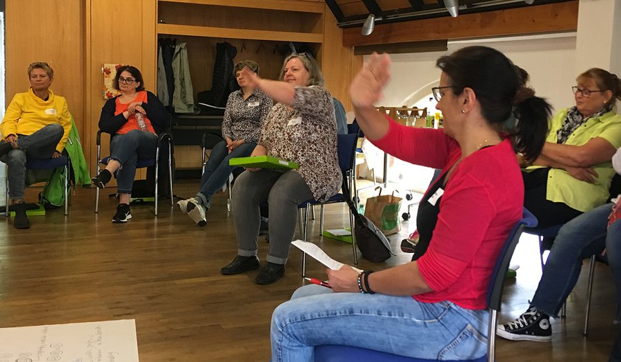 Ehrenamtliche lernen bei einem Workshop der Diakonie, wie sie mit Hochbetagten Gymnastik üben können. | Foto: Anne Lemhöfer