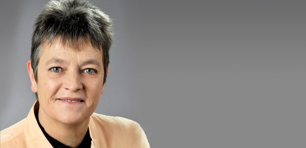 Dagmar Müller (56) ist seit zehn Jahren Geschäftsführerin des Evangelischen Hospizes in der Rechneigrabenstraße in der Frankfurter Innenstadt. Sie ist ausgebildete Gesundheits- und Krankenpflegerin und hat in Politikwissenschaften promoviert. | eoa.
