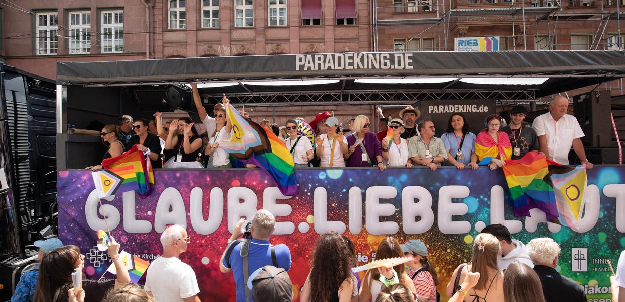 Kirche und Diakonie waren mit einem eigenen Truck beim CSD dabei. |