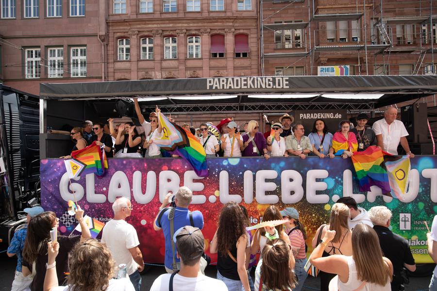 Kirche und Diakonie waren mit einem eigenen Truck beim CSD dabei. |