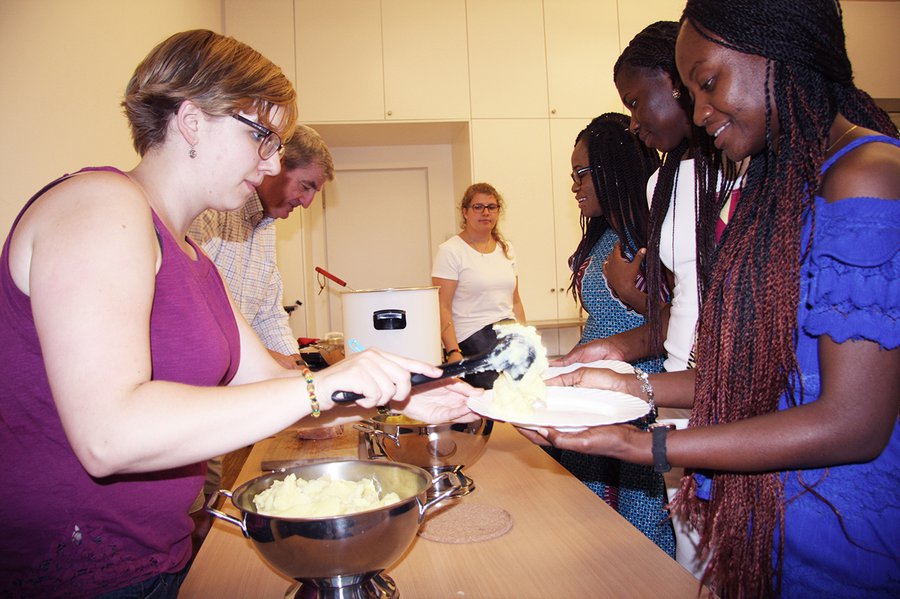 Gemeinsam Kochen ist immer eine gute Idee, um andere Kulturen kennenzulernen. Das Rippchen mit Kraut kam bei den Ghanaerinnen ganz gut an. | Foto: Doris Stickler
