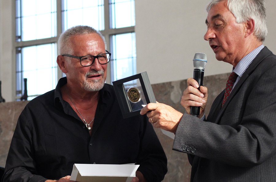 Der Musiker und Sänger Konstantin Wecker (links) verbindet seit vielen Jahren Kunst und Politik. Dafür wurde er in der Paulskirche mit der Albert-Schweitzer-Medaille ausgezeichnet. | Foto: Kurt-Helmuth Eimuth