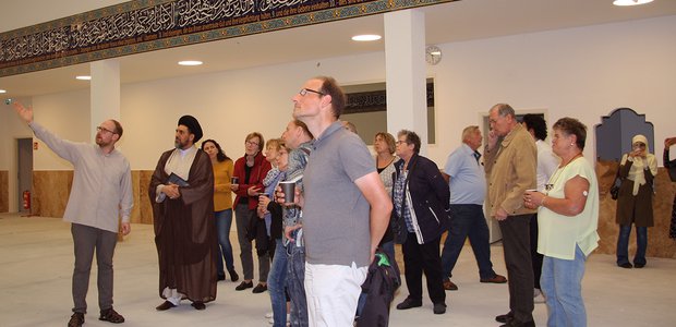 Besuch im "Zentrum der Islamischen Kultur" in Rödelheim. Vorne Pfarrer Holger Wilhelm von der Kirchengemeinde Hausen. | Foto: Doris Stickler