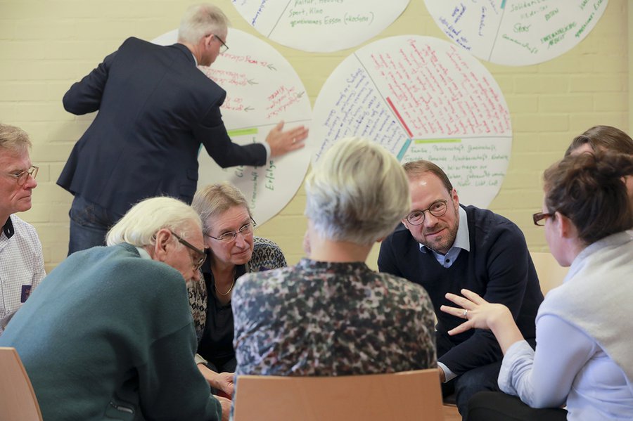 Engagierte Diskussionen bei der Zukunftswerkstatt in der Dreikönigsgemeinde. | Foto: Rolf Oeser