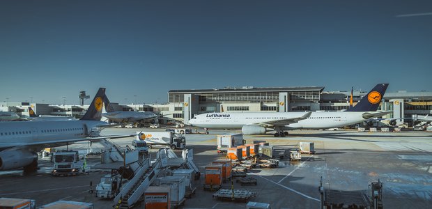 Der Frankfurter Flughafen wächst und wächst, allen Protesten und Klimadebatten zum Trotz. | Illia Cherednychenko /Unsplash