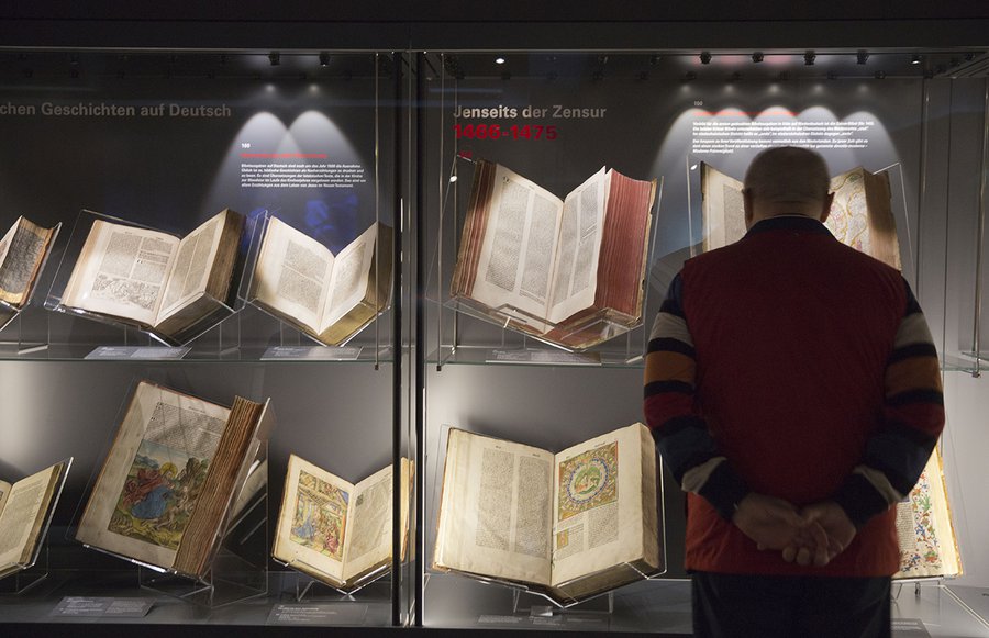 Ausstellung mit historischen Bibeln. Die Zukunft des Erlebnismuseums am Frankfurter Museumsufer bleibt weiterhin ungewiss. | Foto: Rolf Oeser