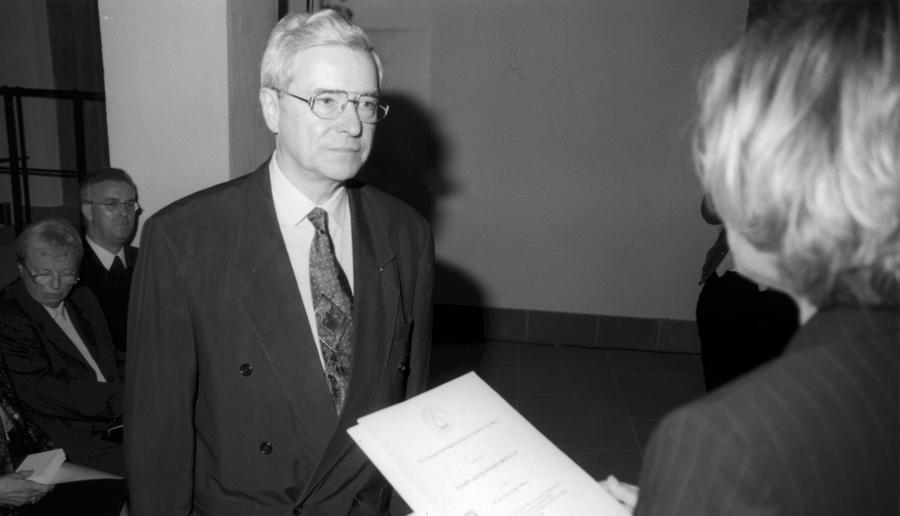 1999 erhielt Hans-Jürgen Moog die Spenermedaille für sein ehrenamtliches Engagement für die Evangelische Kirche in Frankfurt. |