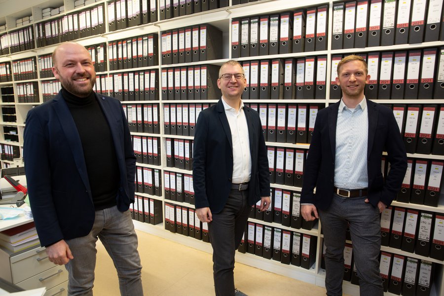 Alexander Vogt, Martin Deißler und ­Philipp Meyer sind Mitglieder der operativen Projekt­gruppe Doppik. Die Einführung des DMS ist ein Teilprojekt des Doppik-Projektes. / Foto: Rolf Oeser