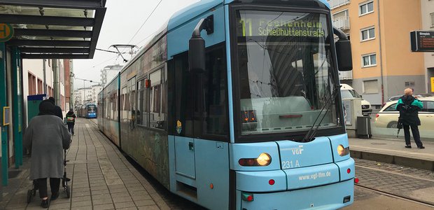 Die 11 ist eine der interessantesten Straßenbahnlinien Frankfurts. Einfach mal vom Smartphone aufblicken, kann sich lohnen. | Foto: Antje Schrupp