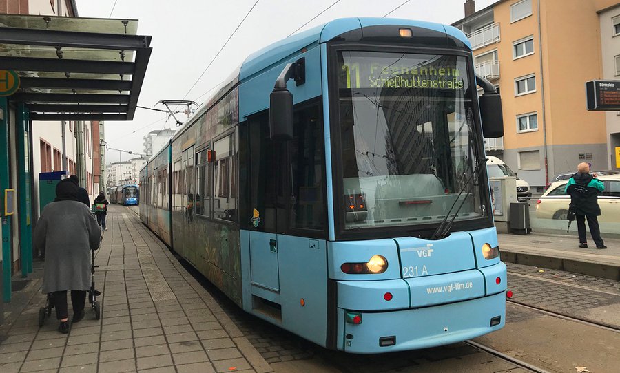 Die 11 ist eine der interessantesten Straßenbahnlinien Frankfurts. Einfach mal vom Smartphone aufblicken, kann sich lohnen. | Foto: Antje Schrupp