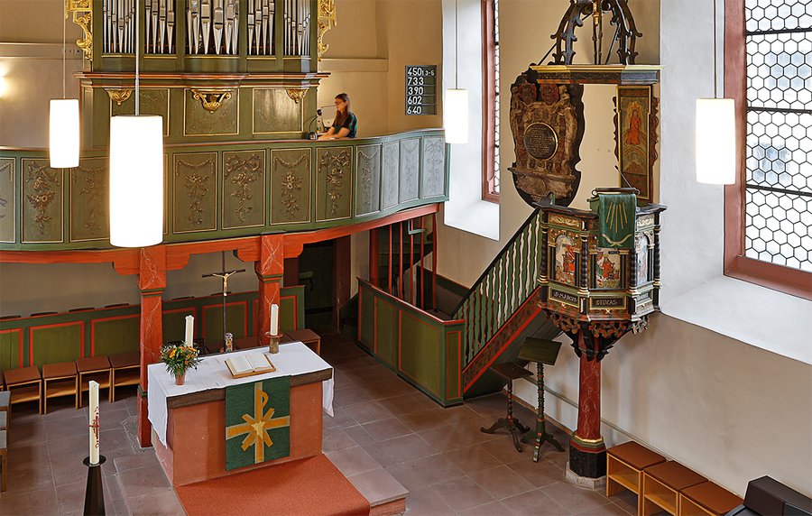 Die Kirche in Nieder-Erlenbach mit ihrer besonders ausgeschmückten Kanzel. | Foto: Rui Camilo