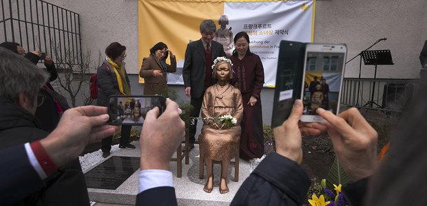 Die „Statue für den Frieden“ wurde am Sonntag vor der koreanischen Kirchengemeinde im Gallus enthüllt. | Foto: Ilona Surrey