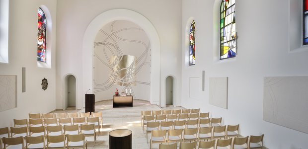Goldenes Auferstehungsfenster in der Apsis, das Taufbecken mitten im Kirchenraum: Die Segenskirche in Griesheim nach der Renovierung. | Foto: Rui Camilo
