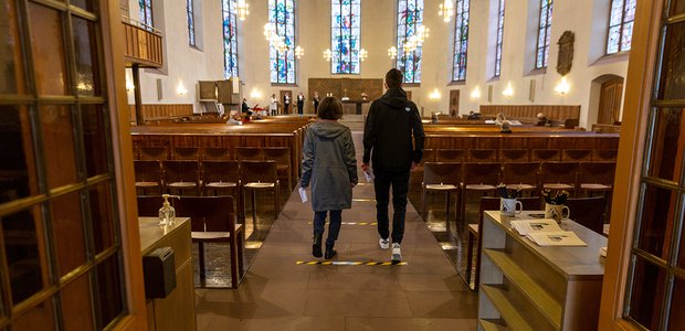 Silke Kirch (links) mit ihrem Sohn auf dem Weg zum Sonntagsgottesdienst in der Katharinenkirche. |  Foto: Rolf Oeser