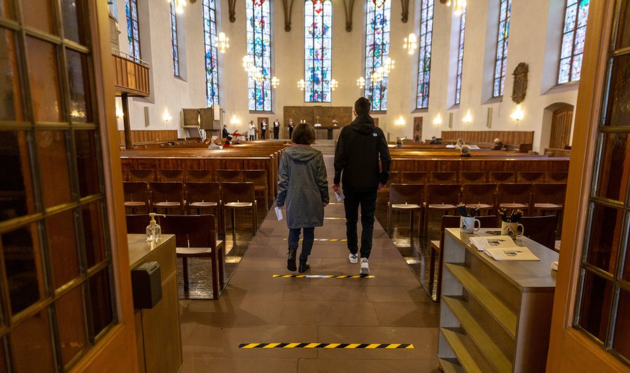 Silke Kirch (links) mit ihrem Sohn auf dem Weg zum Sonntagsgottesdienst in der Katharinenkirche. |  Foto: Rolf Oeser