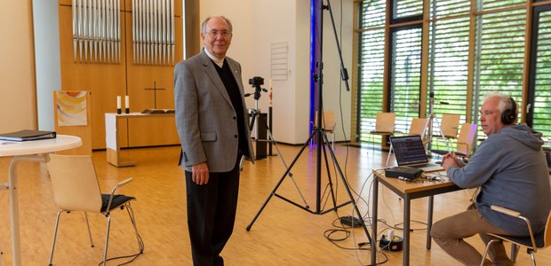 Pfarrer i.R. Hinnerk Müller bei den Aufnahmen zum Videogottesdienst in der Offenbacher Erlöserkirche. | Foto: Rolf Oeser