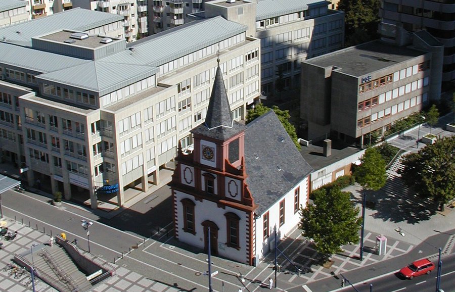 Offenbach wuchs und moderniesierte sich im 20. Jahrhundert – und für so manche alte Kirche änderte sich die Nachbarschaft sehr. Hier ein Blick auf die französisch-reformierte Kirche. |Foto: Stadt Offenbach (cc by-sa)