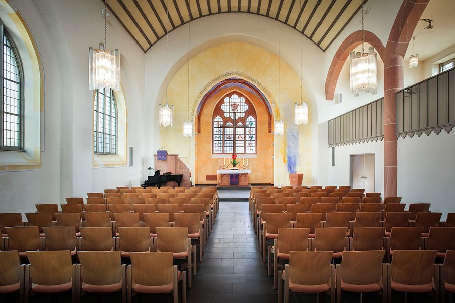 Die Gustav-Adolf-Kirche in Offenbach-Bürgel bekam bei der Innenrenovierung 2008 ein neues Farbkonzept. | Foto: Rui Camilo