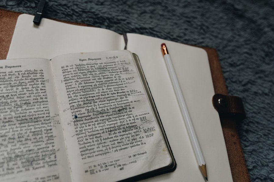 Bibelstudium ist eines der Themen, die man im berufsbegleitenden Master-Studiengang Theologie lernt. | Foto: Kelly Sikkema, unsplash.com