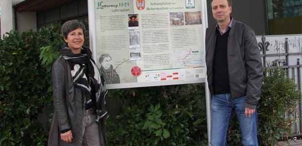 Ilse Valentin und Helmut van Recum vor der Luthergemeinde, wo die Initiative "Hilfe im Nordend" beheimatet ist. | Foto: Doris Stickler