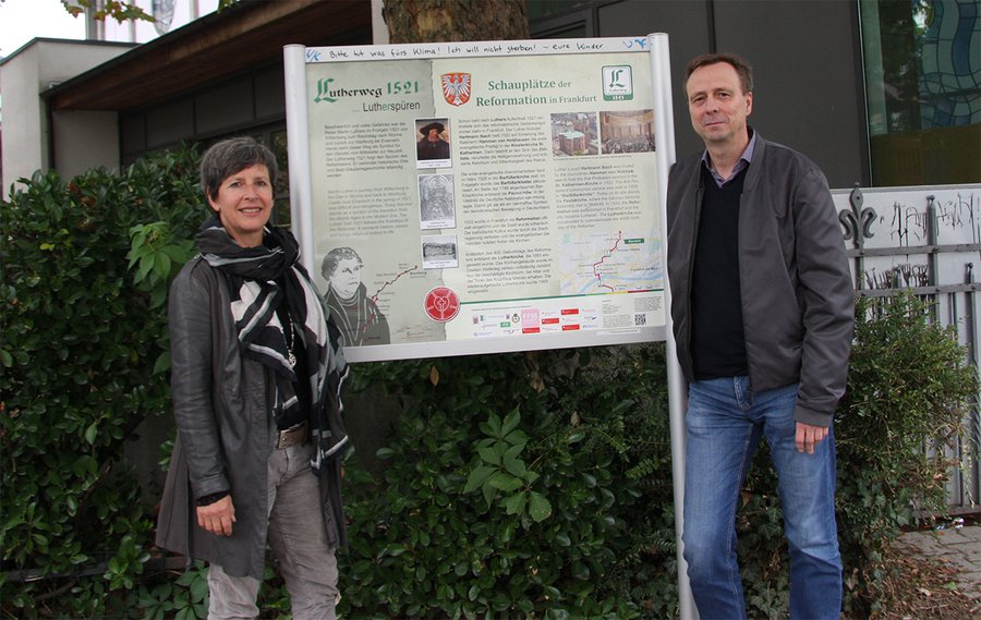 Ilse Valentin und Helmut van Recum vor der Luthergemeinde, wo die Initiative "Hilfe im Nordend" beheimatet ist. | Foto: Doris Stickler