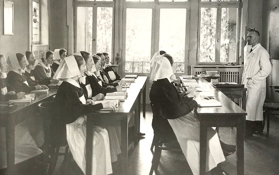 Die Krankenpflegeschule der Frankfurter Diakonissen, Aufnahme ca. 1932. | aus: Unter der Haube. Festschrift 150 Jahre Diakonissen Frankfurt