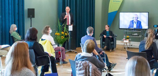 Stadtdekan Achim Knecht beim diesjährigen Familienkongress, der "hybrid" - teil in Präsenz, teils online - abgehalten wurde. Foto: Johannes Otte