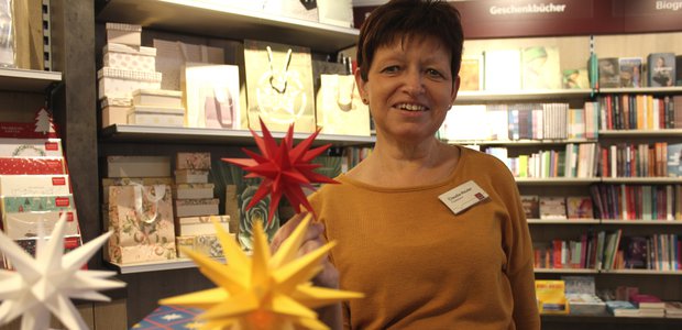 Claudia Reuter verkauft in ihrer Buchhandlung auch Herrnhuter Sterne. | Foto: Kurt-Helmuth Eimuth