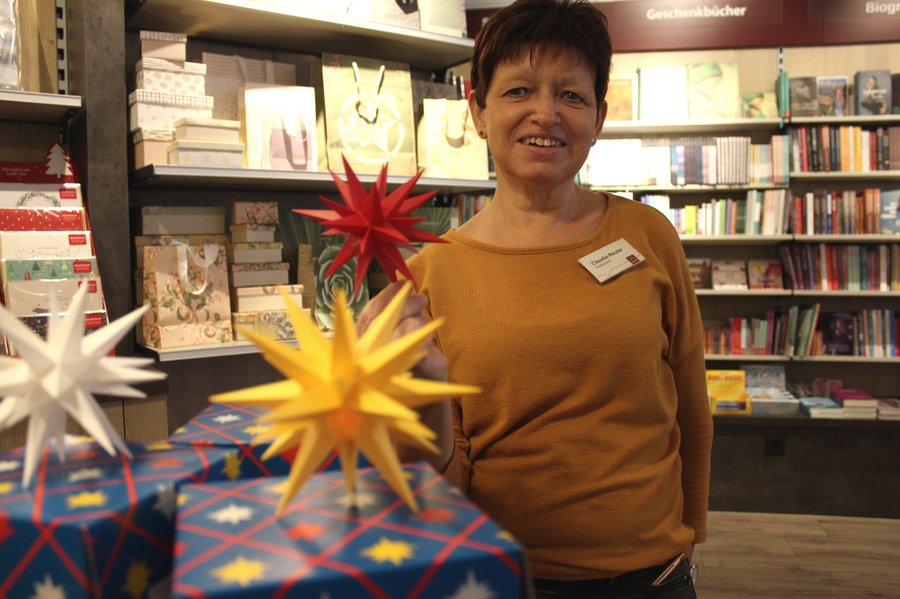 Claudia Reuter verkauft in ihrer Buchhandlung auch Herrnhuter Sterne. | Foto: Kurt-Helmuth Eimuth