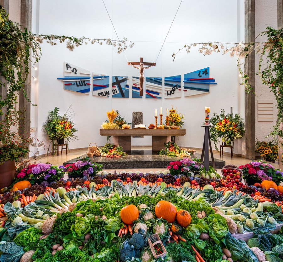 Prachtvoller Erntedank-Altar, fotografiert voriges Jahr in der Erlöserkirche in Oberrad. | Foto: Oliver Tamagnini