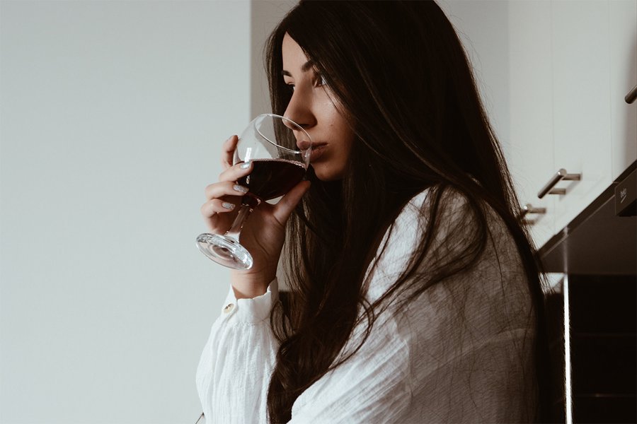 Wenn der Stress zunimmt, greift man schneller mal zu einem Gläschen Wein. Solange es nicht jeden Tag und nicht mehr als eins ist, besteht keine Suchtgefahr. | Foto: Ana Itonishvili /Unsplash