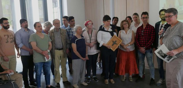 Gewinnerinnen und Gewinner – einige der Engagierten im Projekt „Café Deutschland“ mit Caritas-Direktorin Gaby Hagmans