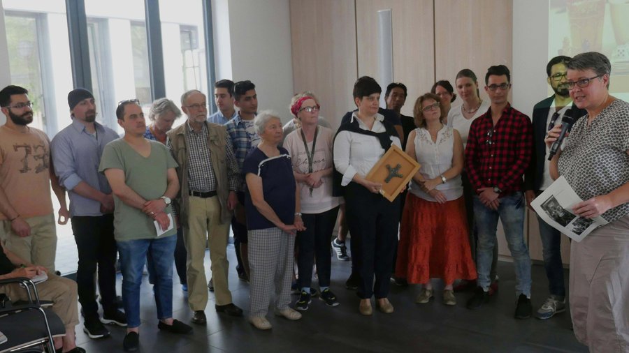 Gewinnerinnen und Gewinner – einige der Engagierten im Projekt „Café Deutschland“ mit Caritas-Direktorin Gaby Hagmans