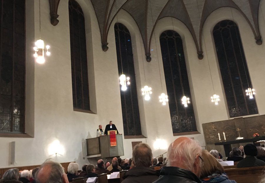 Gemeinsam auf der Kanzel: der katholische und der evangelische Stadtdekan Foto: Bettina Behler