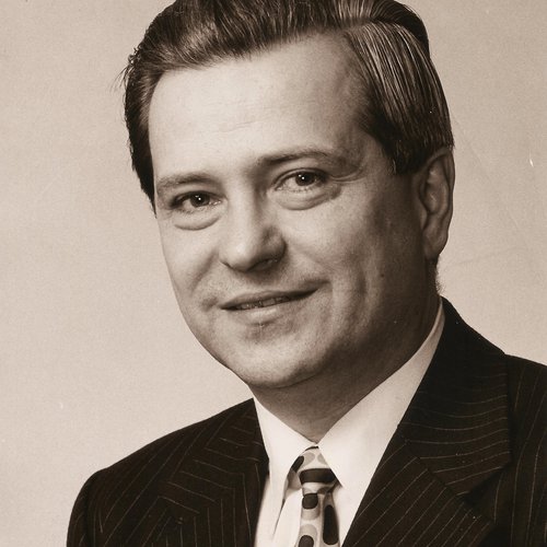 Moog, Hans-Jürgen, *1932, Dr. iur., Rechtsanwalt und Notar, CDU, Bürgermeister 1982 – 1994, Versammlungsleiter der Regionalversammlung des ERV 1966 – 1998, Synodaler der EKHN