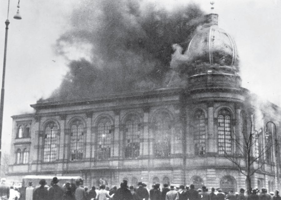 Gaffer, Claquere und Erschrockene sammelten sich vor der brennenden Synagoge am Börneplatz Foto: Institut für Stadtgeschichte
