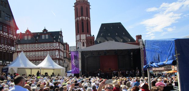 Pfingstgottesdienst der Evangelischen Kirche Frankfurt auf dem Römerberg.