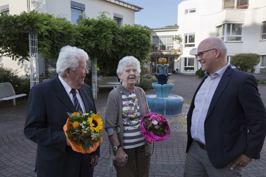 Der neue Vorsitzende Martin Kapp (re) bedankt sich bei Klaus Hillingshäuser und Wilma Meier für ihr jahrzehntelanges Engagement im Vorstand. Foto: Rolf Oeser