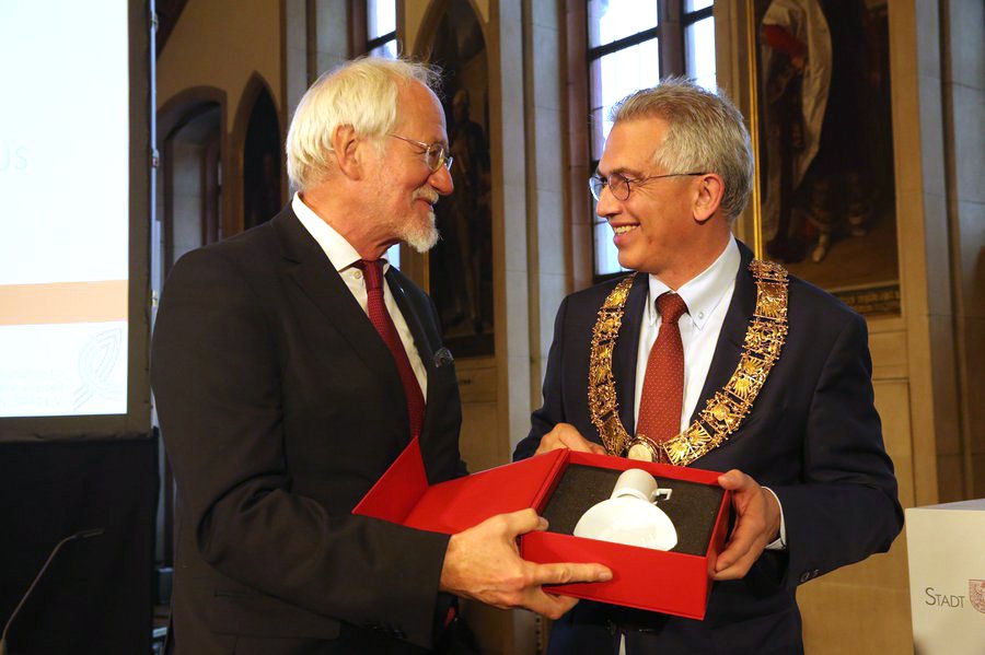 Oberbürgermeister Peter Feldmann (re.) ehrt Rudolf Sirsch, den scheidenden DKR-Generalsektretär I Foto Rafael Herlich