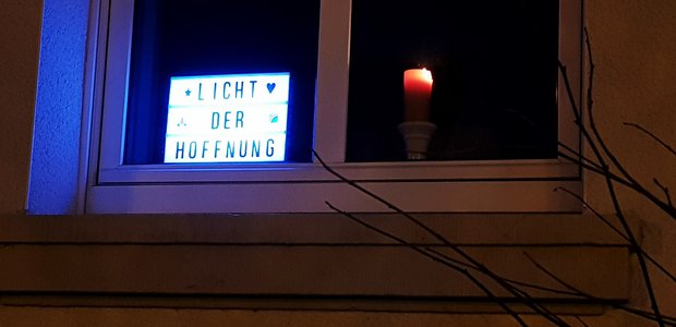 Zwei Zeichen am Abend: Glockengeläut und Kerzen in den Häusern I Foto: Kirchengemeinde Offenbach-Bieber