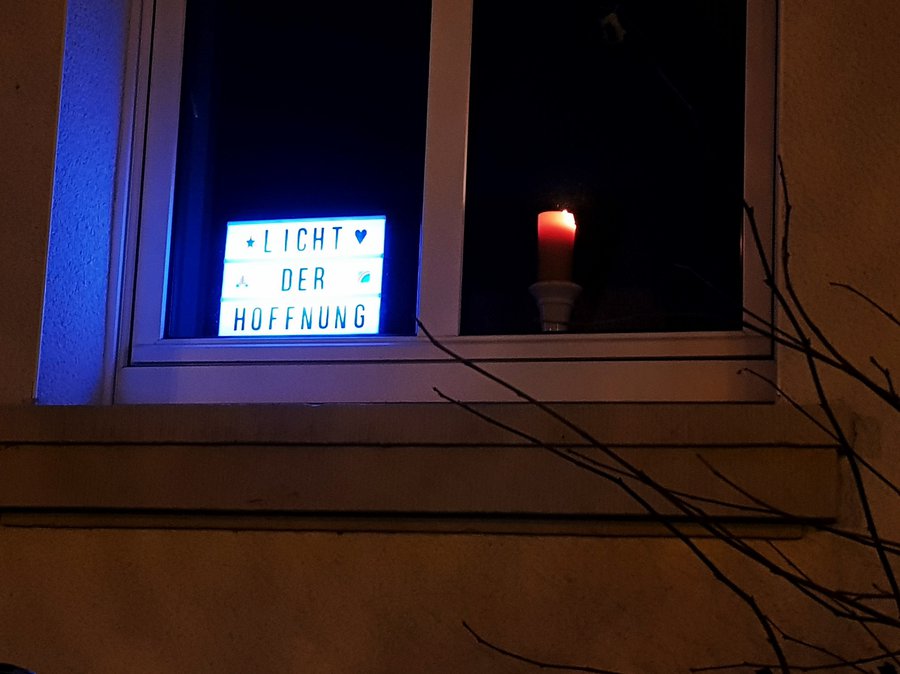 Zwei Zeichen am Abend: Glockengeläut und Kerzen in den Häusern I Foto: Kirchengemeinde Offenbach-Bieber