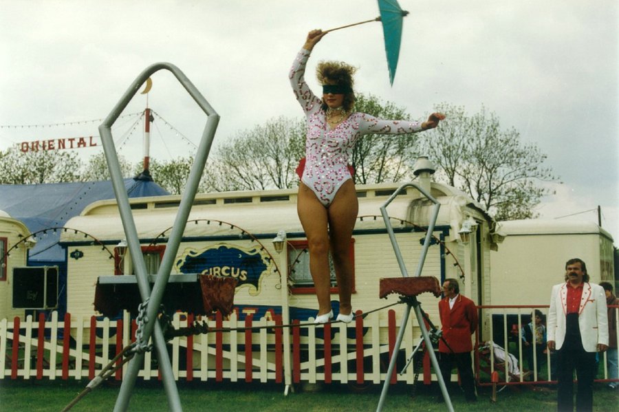Darbietung des Circus Oriental auf einem Stadtfest. copyright Heidi Fletterer,1991