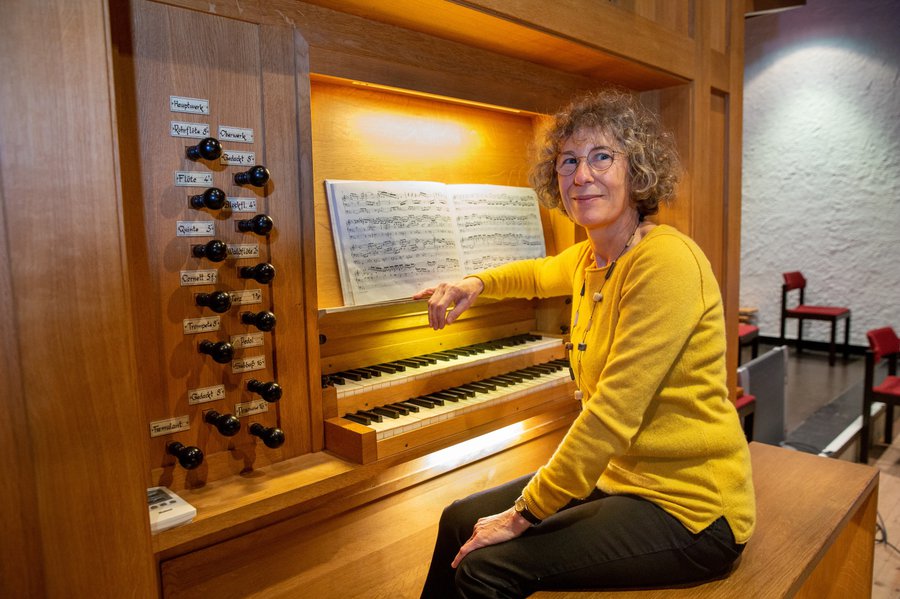 Andrea Berkler an der Hillebrand-Orgel  I Foto: Rolf Oeser