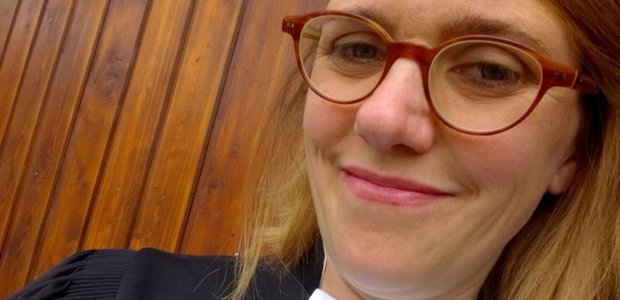 Charlotte Eisenberg, Pfarrerin der Evangelischen Regenbogengemeinde in Sossenheim, kommt auch im Netz mit den Menschen ins Gespräch.  |  Foto: privat
