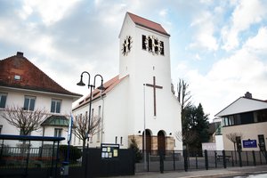 Die Kirche, das Gemeindebüro und das Pfarrhaus liegen im Herzen des Stadtteils Bieber.