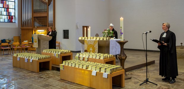 Andacht in der Diakonissenkirche: v.li. Pfarrerin Silke Peters, Oberin Heidi Steinmetz, Prodekanin Ursula Schoen  |  Foto: Rolf Oeser