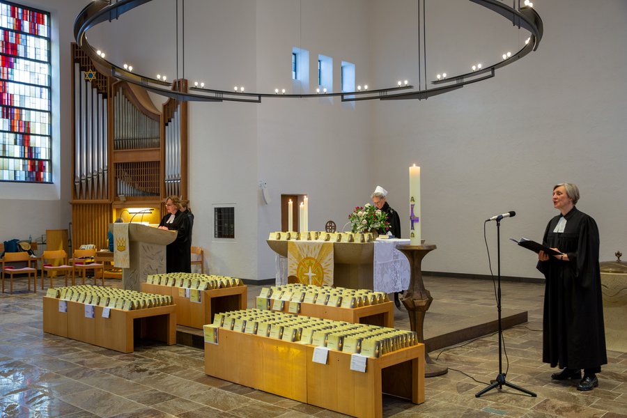 Andacht in der Diakonissenkirche: v.li. Pfarrerin Silke Peters, Oberin Heidi Steinmetz, Prodekanin Ursula Schoen  |  Foto: Rolf Oeser