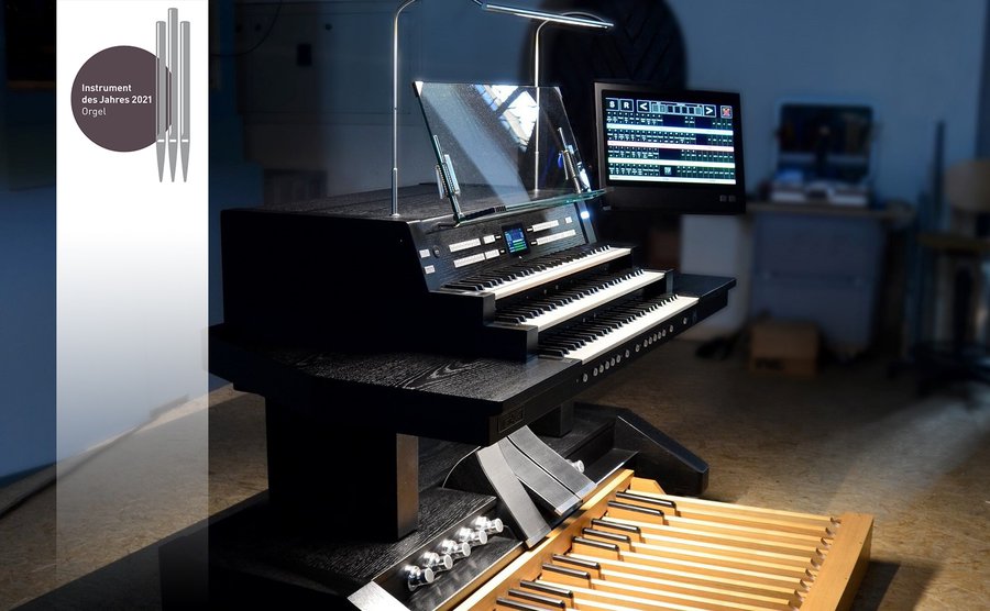 Hightech und Orgelpfeifen vereint: hier der neue Spieltisch in Sankt Thomas I Foto: Angelika Hoßfeld
