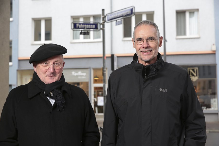 Rund 400 Meter liegen zwischen den Sitzen der beiden Stadtdekane, auf halber Strecke trafen sich Johannes zu Eltz , li. und Achim Knecht nach der Webseiten-Präsentation für einen Fototermin.  |  Foto: Rolf Oeser